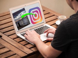 Un homme poste sur Instagram depuis son ordinateur portable