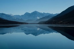 Reflet d'une montagne sur un lac